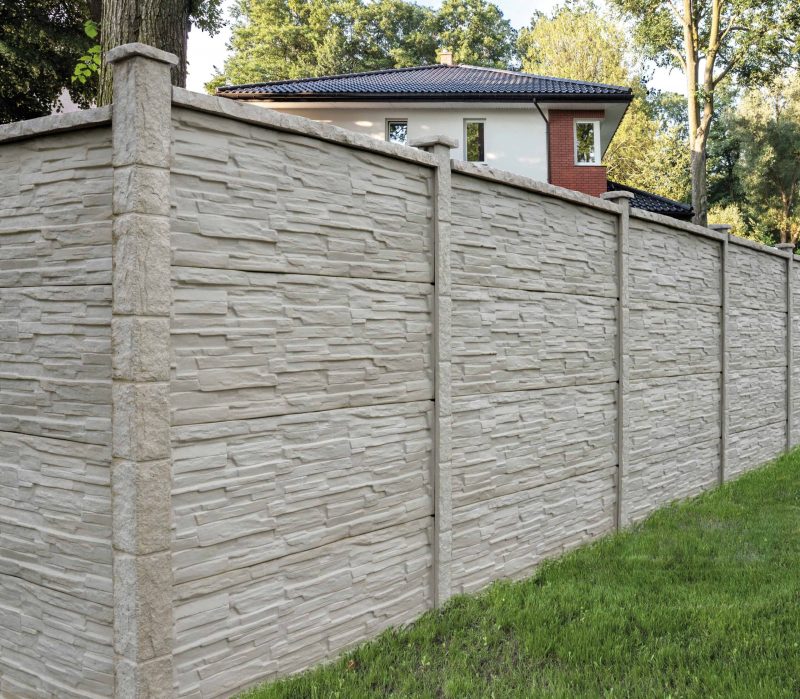 Häusler Mauer mit Felsstruktur