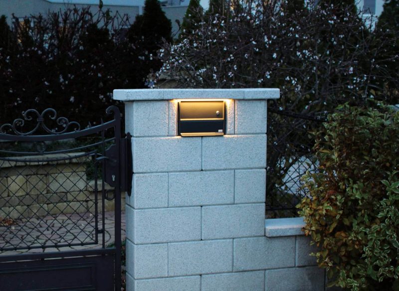 Häusler Licht am Zaun
